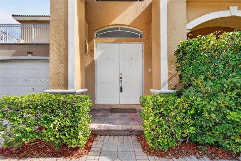 House in Cutler Bay, Florida 4 bedrooms, 233.56 sq.m. № 2069654 - photo 4