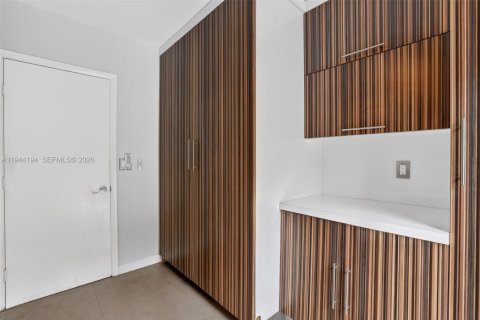 Casa en venta en Miami, Florida, 4 dormitorios, 189.89 m2 № 2001030 - foto 13