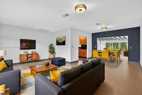 Casa en venta en Miami, Florida, 4 dormitorios, 189.89 m2 № 2001030 - foto 7