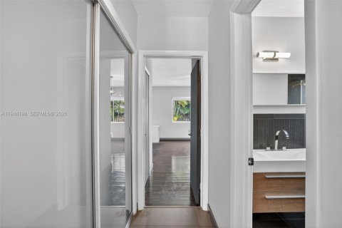 Casa en venta en Miami, Florida, 4 dormitorios, 189.89 m2 № 2001030 - foto 23