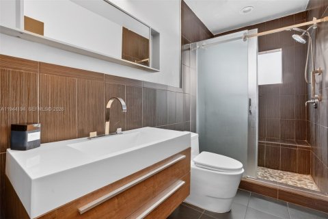 Casa en venta en Miami, Florida, 4 dormitorios, 189.89 m2 № 2001030 - foto 24