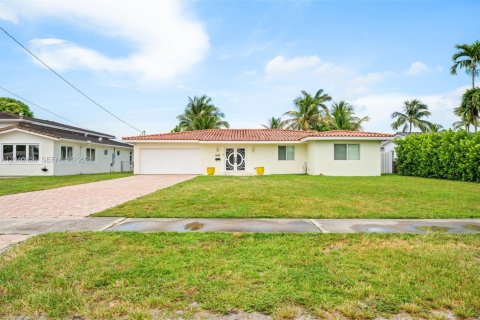 House in Hialeah, Florida 5 bedrooms, 172.05 sq.m. № 2186921