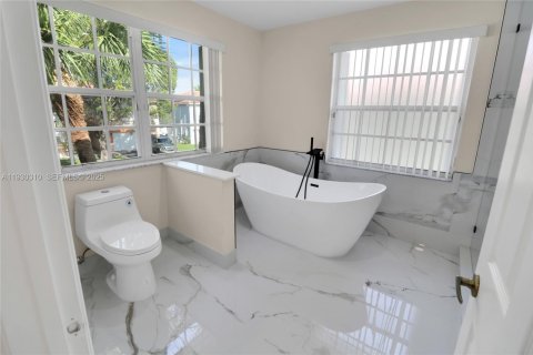 Casa en venta en Plantation, Florida, 4 dormitorios, 243.59 m2 № 1989060 - foto 17