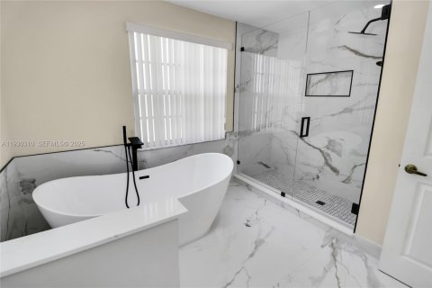 Casa en venta en Plantation, Florida, 4 dormitorios, 243.59 m2 № 1989060 - foto 16