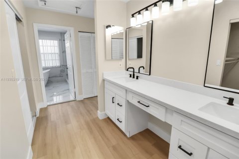 Casa en venta en Plantation, Florida, 4 dormitorios, 243.59 m2 № 1989060 - foto 18