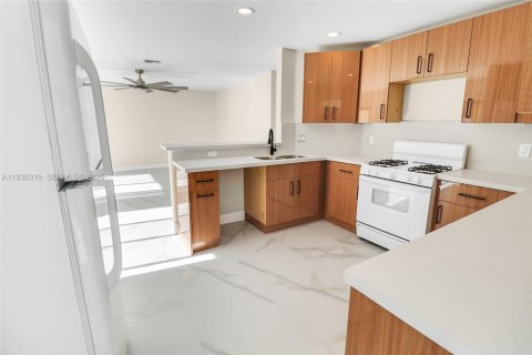 Casa en venta en Plantation, Florida, 4 dormitorios, 243.59 m2 № 1989060 - foto 9