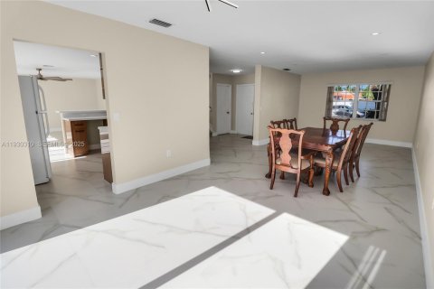 Casa en venta en Plantation, Florida, 4 dormitorios, 243.59 m2 № 1989060 - foto 12