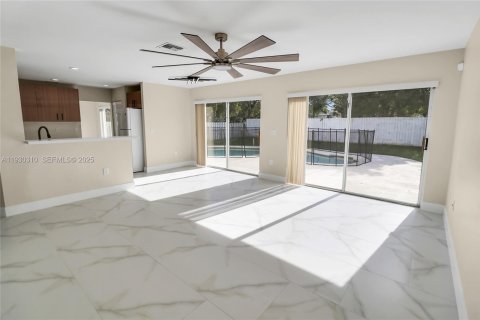 Casa en venta en Plantation, Florida, 4 dormitorios, 243.59 m2 № 1989060 - foto 4