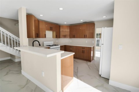 Casa en venta en Plantation, Florida, 4 dormitorios, 243.59 m2 № 1989060 - foto 8