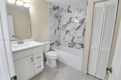 Casa en venta en Plantation, Florida, 4 dormitorios, 243.59 m2 № 1989060 - foto 24