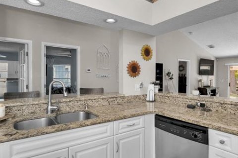House in Palm Harbor, Florida 4 bedrooms, 141.77 sq.m. № 1843555 - photo 13