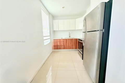 Снять в аренду квартиру в Майами-Бич, Флорида 1 спальня, 46.45м2, № 1697557 - фото 2
