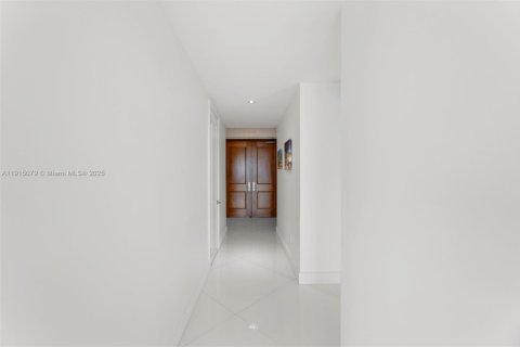 Купить кондоминиум в Майами, Флорида 2 спальни, 198.72м2, № 1974730 - фото 2