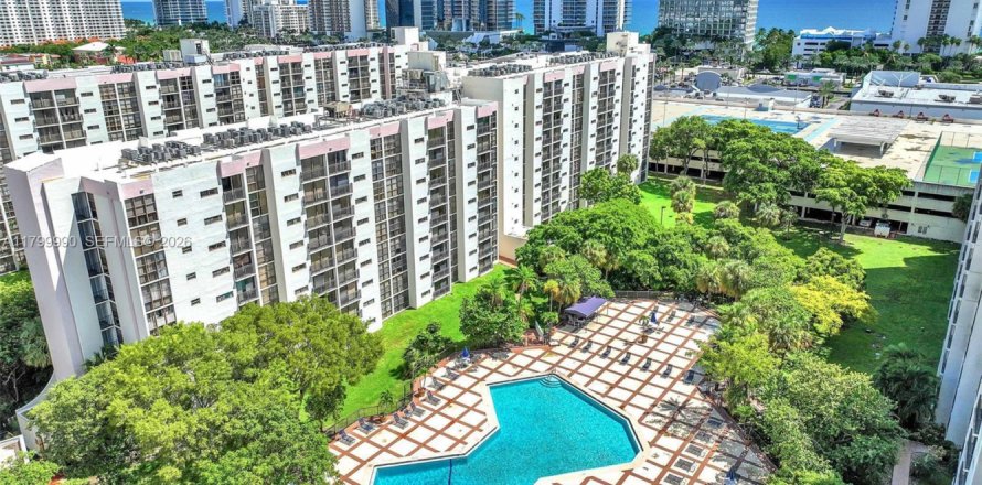 Condo in Sunny Isles Beach, Florida, 2 bedrooms  № 2146221