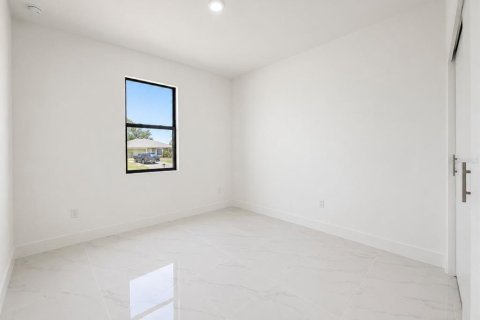 House in Cape Coral, Florida 4 bedrooms, 144.37 sq.m. № 2091673 - photo 10
