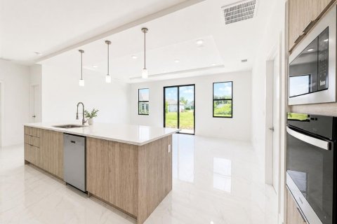 House in Cape Coral, Florida 4 bedrooms, 144.37 sq.m. № 2091673 - photo 5