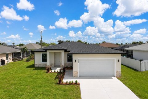 House in Cape Coral, Florida 4 bedrooms, 144.37 sq.m. № 2091673 - photo 2