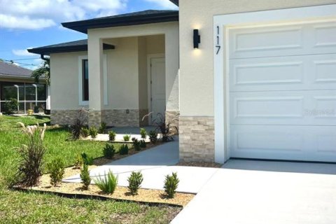 House in Cape Coral, Florida 4 bedrooms, 144.37 sq.m. № 2091673 - photo 19