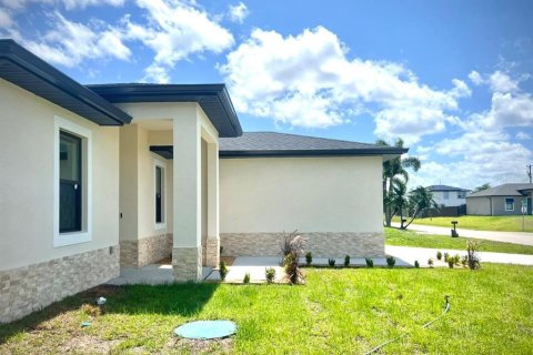 House in Cape Coral, Florida 4 bedrooms, 144.37 sq.m. № 2091673 - photo 22