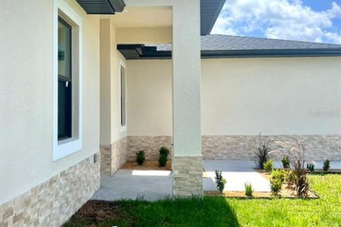 House in Cape Coral, Florida 4 bedrooms, 144.37 sq.m. № 2091673 - photo 23