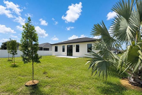 House in Cape Coral, Florida 4 bedrooms, 144.37 sq.m. № 2091673 - photo 17