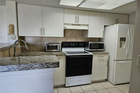 Condo in Coconut Creek, Florida, 2 bedrooms  № 2009761 - photo 4