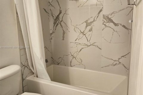 Condo in Coconut Creek, Florida, 2 bedrooms  № 2009761 - photo 11