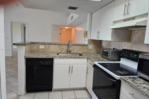 Condo in Coconut Creek, Florida, 2 bedrooms  № 2009761 - photo 5