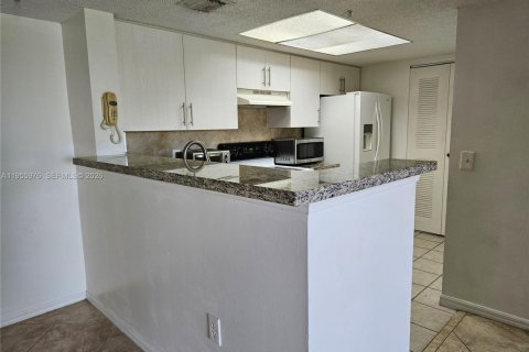 Condo in Coconut Creek, Florida, 2 bedrooms  № 2009761 - photo 6
