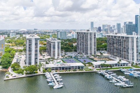 Condominio en venta en Miami, Florida, 2 dormitorios, 147.06 m2 № 1694541 - foto 1