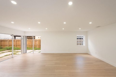 Casa en alquiler en Miami, Florida, 4 dormitorios, 187.29 m2 № 2030424 - foto 4