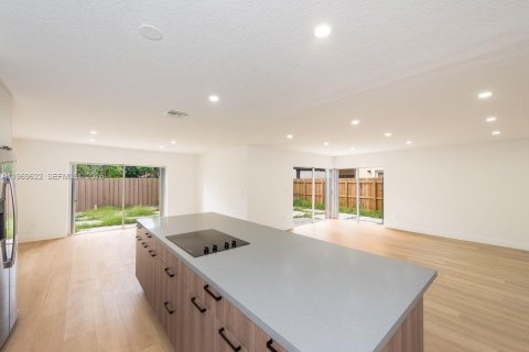 Casa en alquiler en Miami, Florida, 4 dormitorios, 187.29 m2 № 2030424 - foto 5