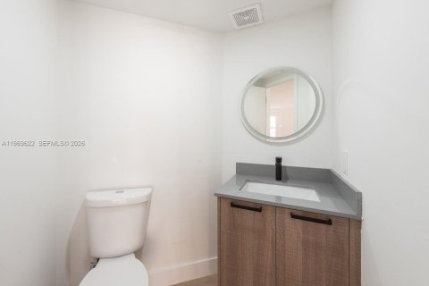 Casa en alquiler en Miami, Florida, 4 dormitorios, 187.29 m2 № 2030424 - foto 7