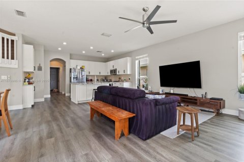 House in Wellington, Florida 5 bedrooms, 274.15 sq.m. № 1922891 - photo 5