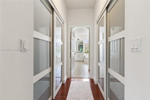 House in Wellington, Florida 5 bedrooms, 274.15 sq.m. № 1922891 - photo 15