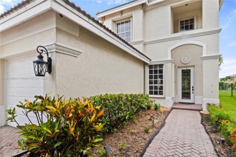 House in Wellington, Florida 5 bedrooms, 274.15 sq.m. № 1922891 - photo 2