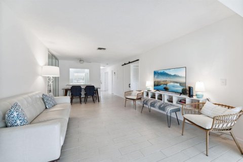 Condo in Delray Beach, Florida, 2 bedrooms № 2281550 - photo 2