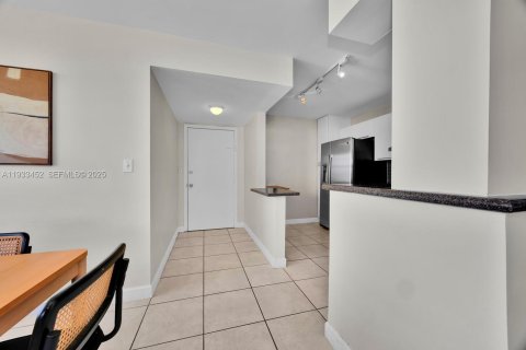 Condominio en venta en Miami Beach, Florida, 2 dormitorios, 102.19 m2 № 2035584 - foto 3
