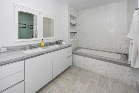 Copropriété à louer à Sunny Isles Beach, Floride: 2 chambres, 158.31 m2 № 1704011 - photo 5