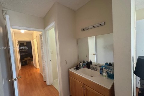 Condo in Miramar, Florida, 2 bedrooms  № 2153124 - photo 17
