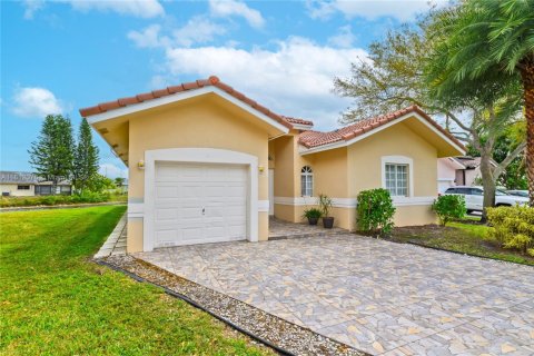 House in Tamarac, Florida 3 bedrooms, 159.05 sq.m. № 1760796 - photo 1