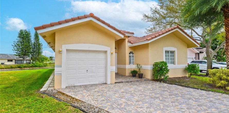 House in Tamarac, Florida 3 bedrooms, 159.05 sq.m. № 1760796