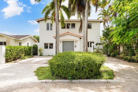 Casa en alquiler en Miami, Florida, 6 dormitorios, 309.18 m2 № 1960966 - foto 3