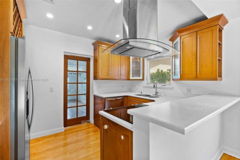 Casa en alquiler en Miami, Florida, 6 dormitorios, 309.18 m2 № 1960966 - foto 13