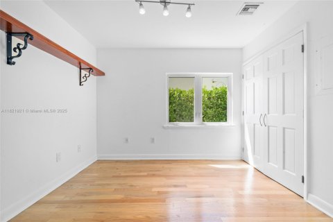 Casa en alquiler en Miami, Florida, 6 dormitorios, 309.18 m2 № 1960966 - foto 20