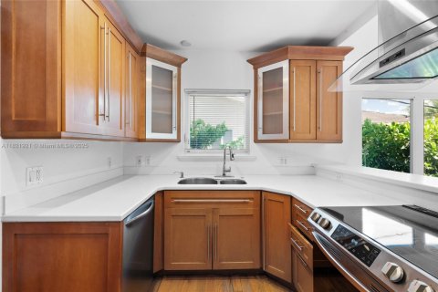 Casa en alquiler en Miami, Florida, 6 dormitorios, 309.18 m2 № 1960966 - foto 14