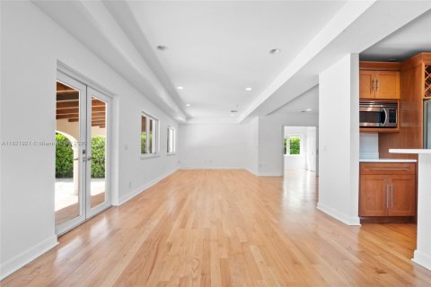 Casa en alquiler en Miami, Florida, 6 dormitorios, 309.18 m2 № 1960966 - foto 10