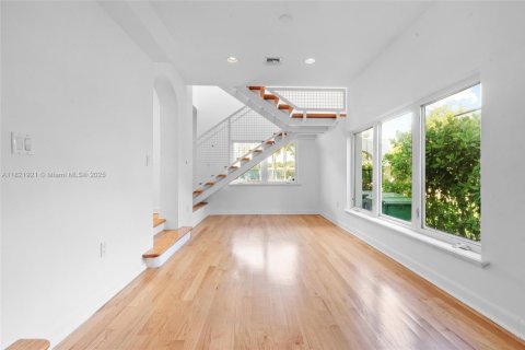 Casa en alquiler en Miami, Florida, 6 dormitorios, 309.18 m2 № 1960966 - foto 7