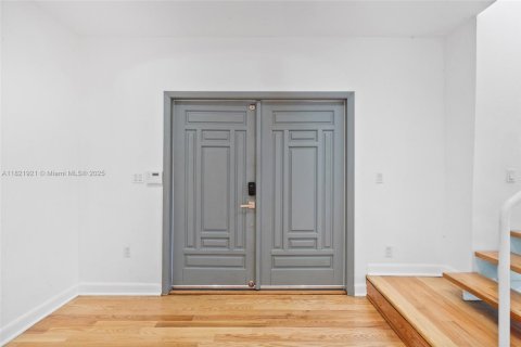 Casa en alquiler en Miami, Florida, 6 dormitorios, 309.18 m2 № 1960966 - foto 9