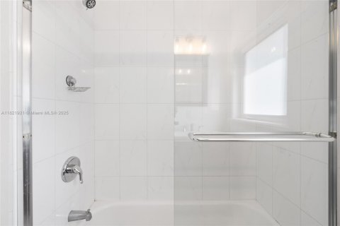 Casa en alquiler en Miami, Florida, 6 dormitorios, 309.18 m2 № 1960966 - foto 19